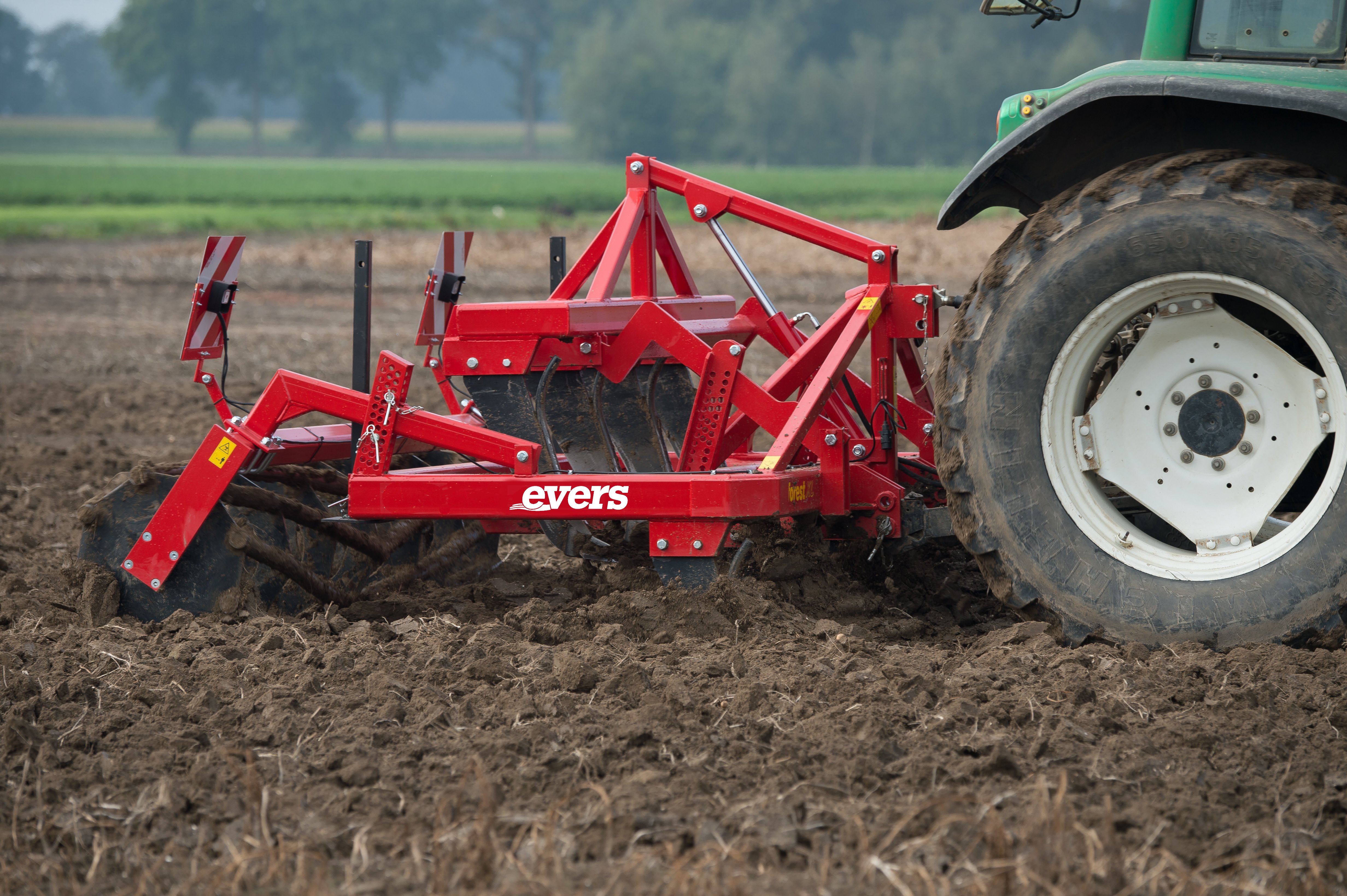 Cultivateur à rangée de dents relevable 