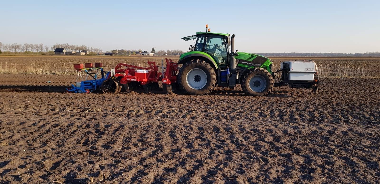 Jurgen Siebring se sert de la Holsteiner pour travailler le sol plus profondément sous la couche de terre cultivable afin de venir à bout des volumes de sol compactés. Il emploie le Garron pour la préparation des lits de semence pour pommes de terre, bett